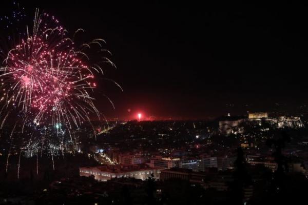 Φαντασμαγορικές εικόνες σε όλη την Ελλάδα για τον ερχομό του 2020