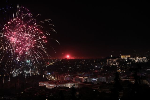 Φαντασμαγορικές εικόνες σε όλη την Ελλάδα για τον ερχομό του 2020