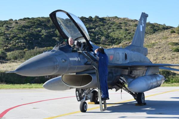 Ο αρχηγός ΓΕΕΘΑ πέταξε με F-16 στη Σκύρo [εικόνες]