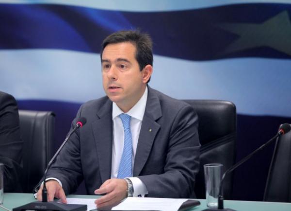 Χίος: Προπηλάκισαν τον Μηταράκη για το προσφυγικό