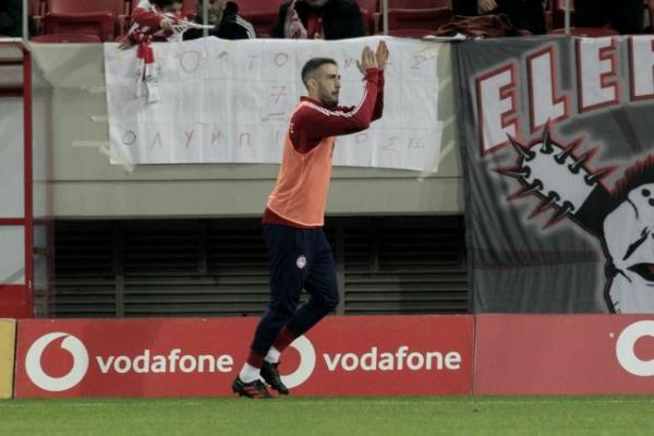 Ο Κώστας Φορτούνης είναι εδώ – Αποθέωση στο ζέσταμα