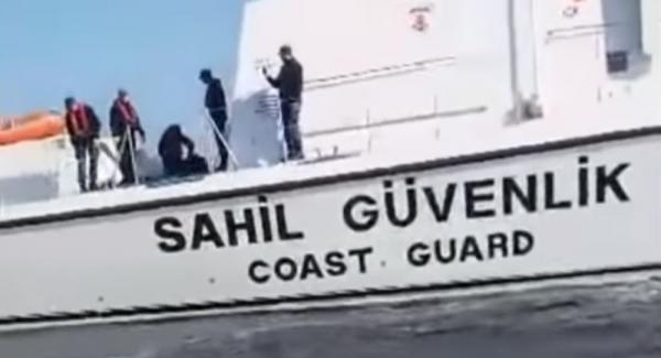 Τούρκοι λιμενικοί κλέβουν παραγάδι από Ελληνες ψαράδες στα Ίμια