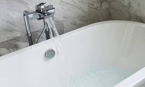 Μπήκε στο μπάνιο και δεν πίστευε στα μάτια της