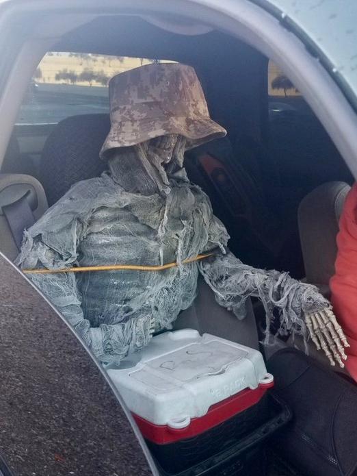 Απίστευτος οδηγός: Μεταμφίεσε σκελετό για να οδηγήσει παράνομα