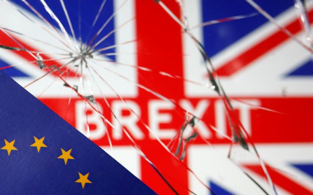 Άρον – άρον οι Βρετανοί αφαίρεσαν τη σημαία της ΕΕ από την πρεσβεία