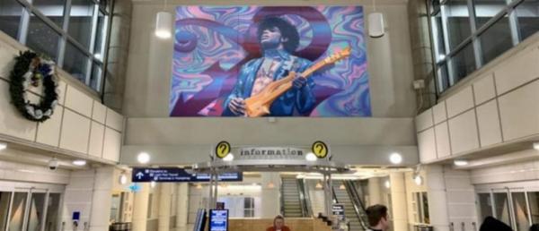 Γιγαντιαία τοιχογραφία του Prince στο αεροδρόμιο της Μινεσότα