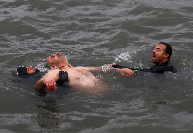 Κωνσταντινούπολη: Βούτηξε για τον σταυρό και ανασύρθηκε λιπόθυμος