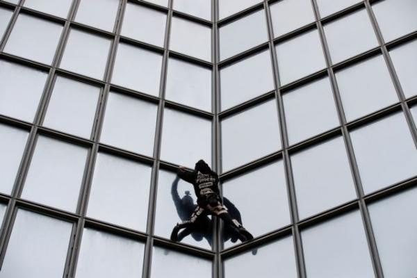 Παρίσι: Στο πλευρό των απεργών ο «γάλλος Spiderman»