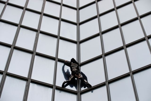 Παρίσι: Στο πλευρό των απεργών ο «γάλλος Spiderman»