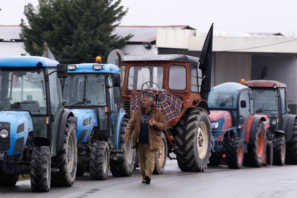 Λάρισα: Έβγαλαν τα τρακτέρ στους δρόμους οι αγρότες