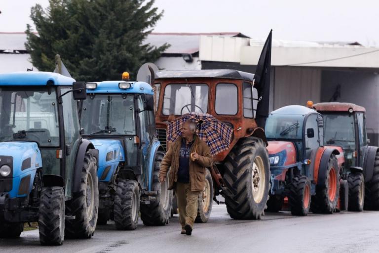 Λάρισα: Έβγαλαν τα τρακτέρ στους δρόμους οι αγρότες