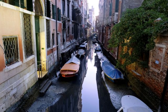 Απίστευτες εικόνες στη Βενετία: Στέγνωσαν τα κανάλια της