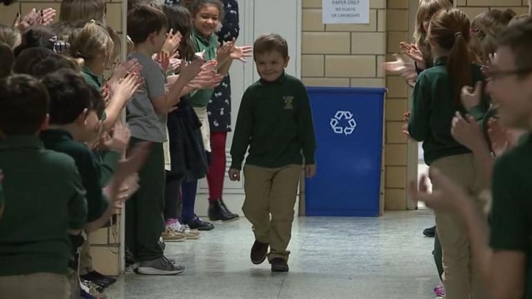 ΗΠΑ: Εξάχρονος νίκησε τον καρκίνο και οι φίλοι του τον υποδέχτηκαν με χειροκροτήματα