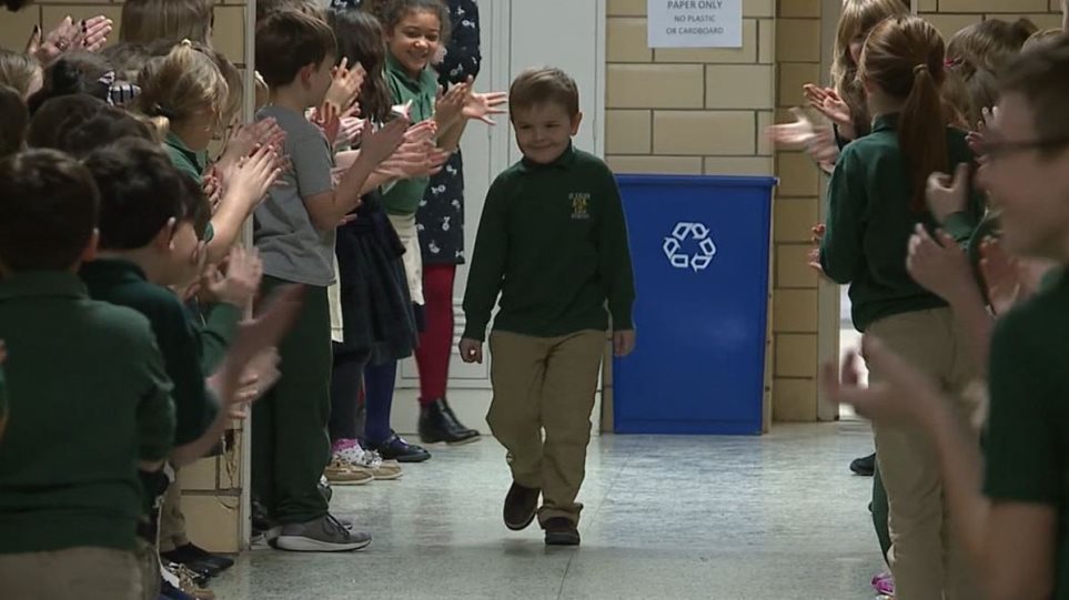 ΗΠΑ: Εξάχρονος νίκησε τον καρκίνο και οι φίλοι του τον υποδέχτηκαν με χειροκροτήματα