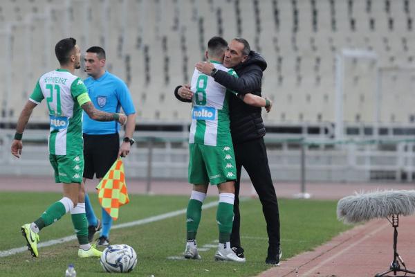 Ο πανηγυρισμός του Γιώργου Δώνη με τον γιο του Χρήστο