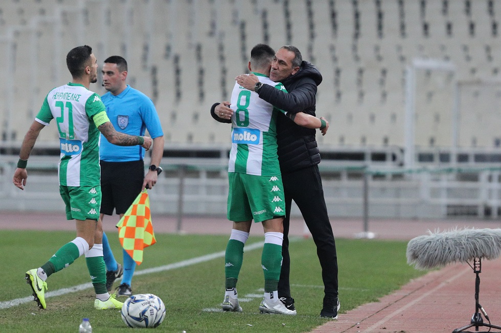 Ο πανηγυρισμός του Γιώργου Δώνη με τον γιο του Χρήστο