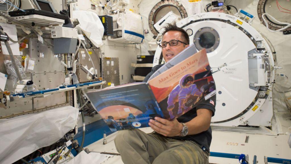 Αστροναύτες από τον Διεθνή Διαστημικό Σταθμό διαβάζουν παραμύθια για… καληνύχτα