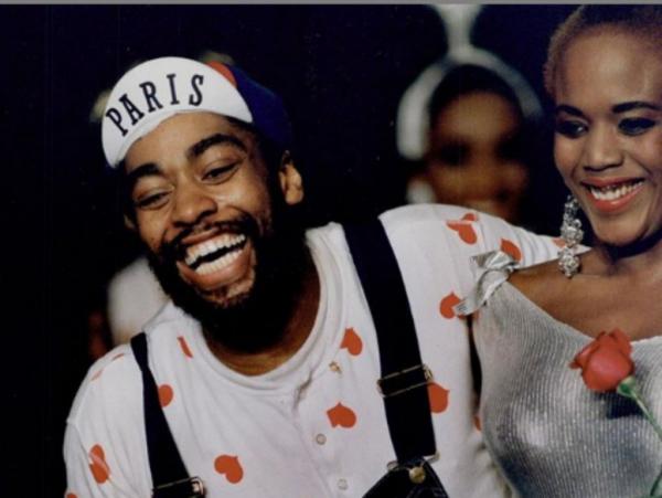 Πάτρικ Κέλι: Έκθεση για το έργο και την κληρονομιά του θρυλικού σχεδιαστή μόδας