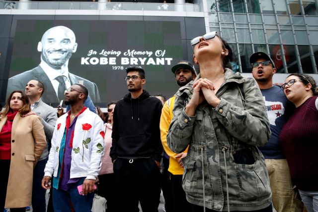 Θρήνος για τον Κόμπι Μπράιαντ – Κόσμος κλαίει έξω από το Staples Center