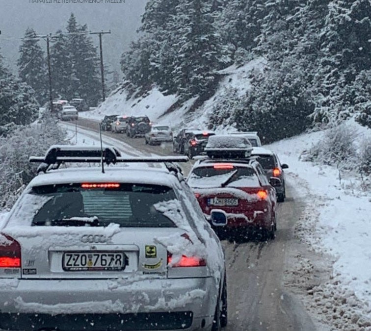 Κακοκαιρία: Ξεκίνησαν τα πρώτα προβλήματα – Εγκλωβίστηκαν οδηγοί στα Καλάβρυτα