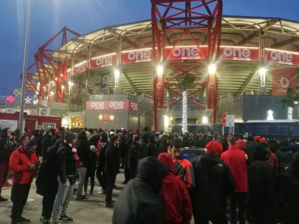 Χαμός στο Καραϊσκάκη: Πάνω από 1000 οπαδοί περιμένουν την αποστολή (pics+vid)