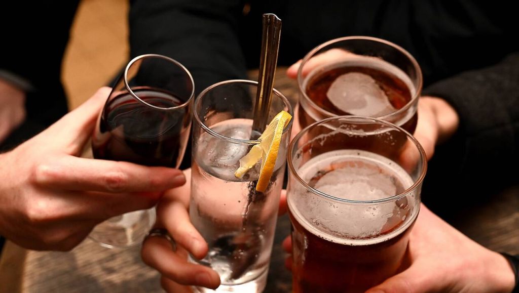 Αλκοόλ τέλος: Τι θέλει να φέρει η κυβέρνηση με νομοσχέδιο