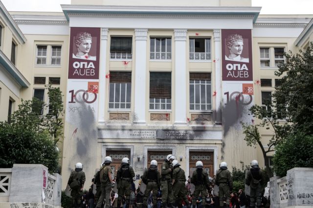 Συμπλοκή μεταξύ αστυνομικών – αντιεξουσιαστών έξω από την ΑΣΟΕΕ