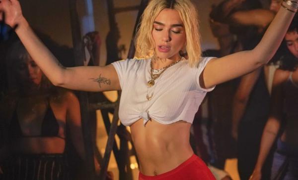 Dua Lipa: Μετά τα βραβεία Grammy ξεσάλωσε σε στριπτιζάδικο