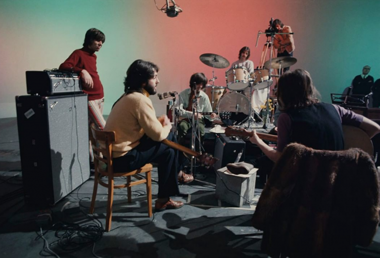 Εμβληματικές φωτογραφίες σταρ της ροκ με τον φακό του Ιθαν Ράσελ