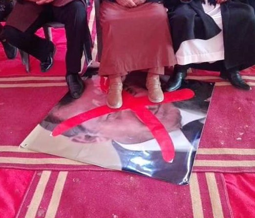 Χαμός στη Λιβύη : Ποδοπατούν εικόνες του Ερντογάν – «Όχι άλλο αίμα μας για τους τρομοκράτες»