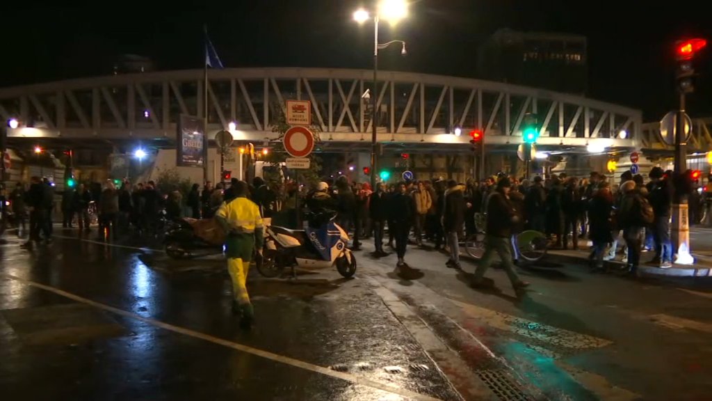Σκηνές χάους στη Γαλλία: Διαδηλωτές επιχείρησαν να «λιντσάρουν» τον Μακρόν - Φυγαδεύτηκε από θέατρο