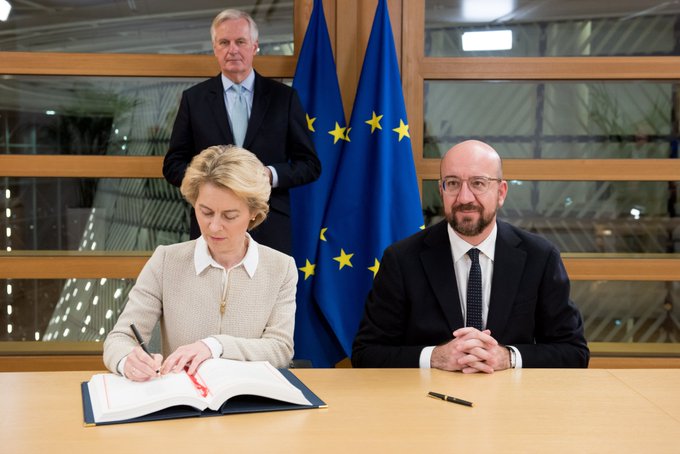 Κομισιόν και Ευρωπαϊκό Συμβούλιο υπέγραψαν τη συμφωνία για το Brexit