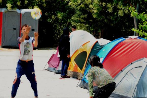 Η αλληλεγγύη των κατοίκων Πεντέλης σε πρόσφυγες ενάντια σε ακροδεξιούς «πιστολέρο»