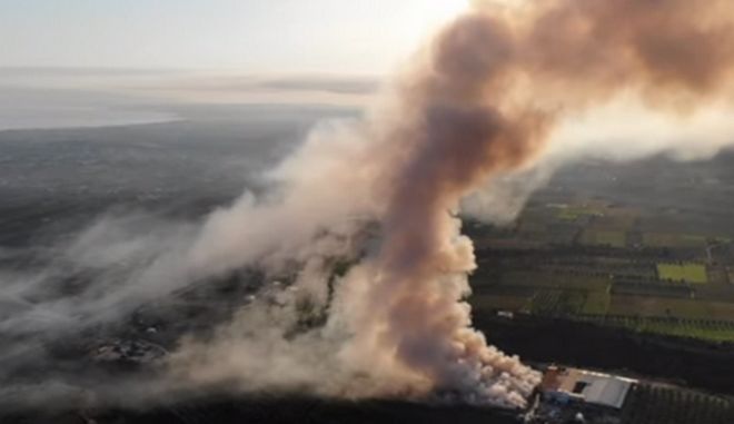 Τοξικό νέφος πνίγει την Κόρινθο –Μεγάλη φωτιά σε εργοστάσιο
