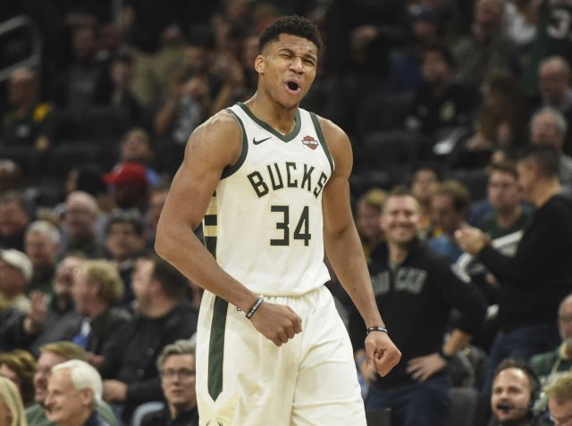 Ο Greek Freak και τα… Ελάφια του στον Πύργο του Άιφελ [Εικόνα]