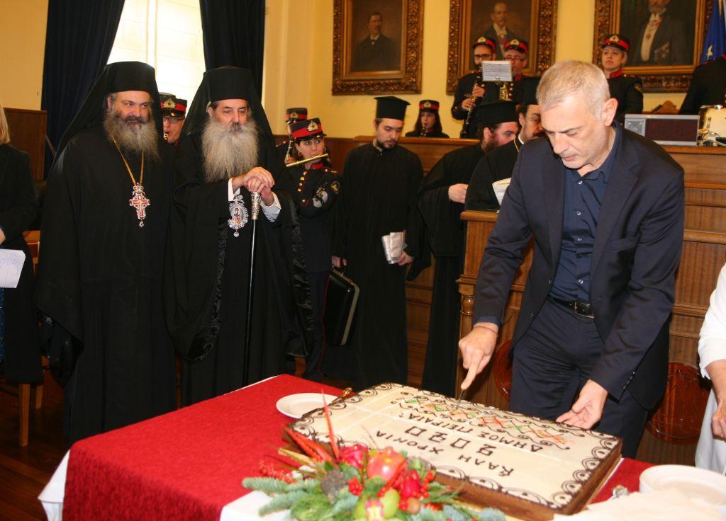 Ο δήμαρχος Πειραιά, Γιάννης Μώραλης, έκοψε την πρωτοχρονιάτικη πίτα