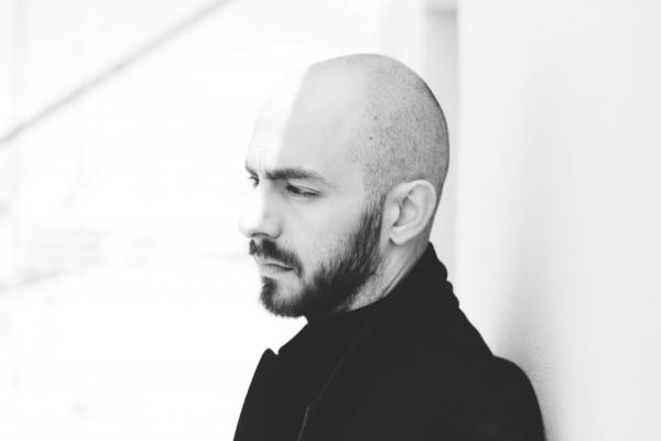 Ο Μάνος Βαβαδάκης μιλάει για τα βασανιστήρια που περιγράφει ο Κοροβέσης στους «Ανθρωποφύλακες»