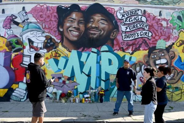 Street artists υποκλίνονται στον Κόμπι Μπράιαντ