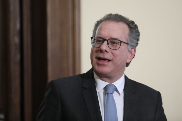 Συμφωνία Κουμουτσάκου – Καστανέρ για προσφυγικό: Μετεγκατάσταση 400 αιτούντων άσυλο στη Γαλλία