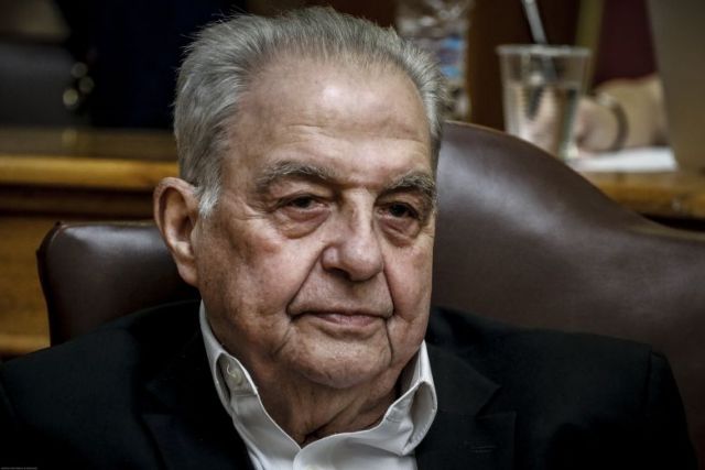 Εσπασαν το αυτοκίνητο του γιου του Φλαμπουράρη στα Εξάρχεια