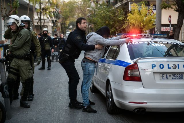 Κουκάκι: Ενταση στην Ευελπίδων κατά την άφιξη των συλληφθέντων