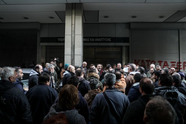 Ενταση έξω από το υπ. Ανάπτυξης από εργαζόμενους στα ναυπηγεία – Συνάντηση με τον Αδ. Γεωργιάδη