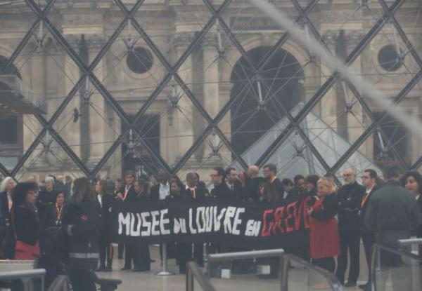 Γαλλία: Διαδηλωτές απέκλεισαν το Λούβρο – Εκλεισε για το κοινό