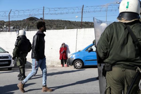 Μαχαίρωσαν 18χρονη στο κέντρο κράτησης στη Μόρια