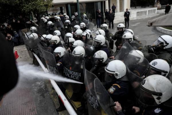 Χημικά και επεισόδια στο εκπαιδευτικό συλλαλητήριο στο Σύνταγμα