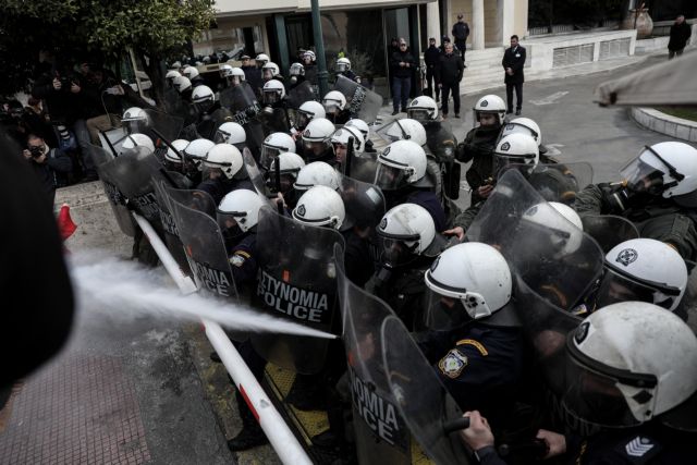 Χημικά και επεισόδια στο εκπαιδευτικό συλλαλητήριο στο Σύνταγμα