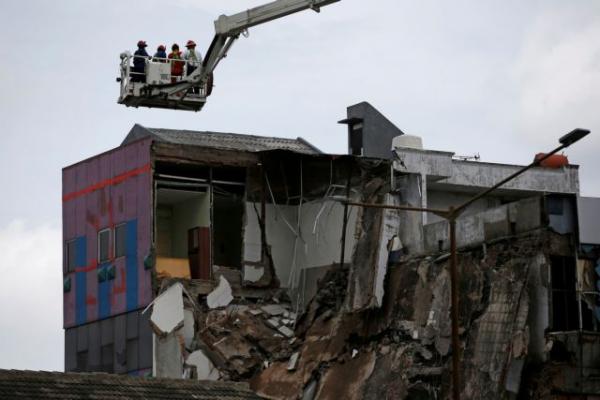 Ινδονησία: Κατέρρευσε πενταώροφο κτίριο στην Τζακάρτα – Πολλοί τραυματίες και παγιδευμένοι