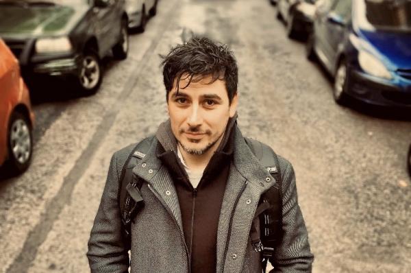 Ο Βασίλης Μαυρογεωργίου ανεβάζει το «Χοιρινό νεφρό για την κατάθλιψη» του Ρικάνιο