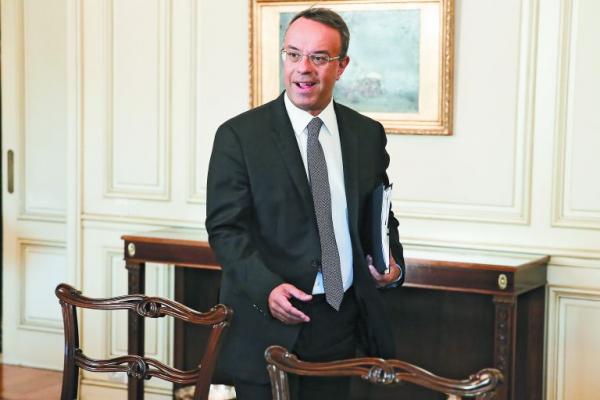 Λιγότεροι φόροι… περισσότερα όπλα – Ο Χρ. Σταϊκούρας καλείται να τετραγωνίσει τον κύκλο