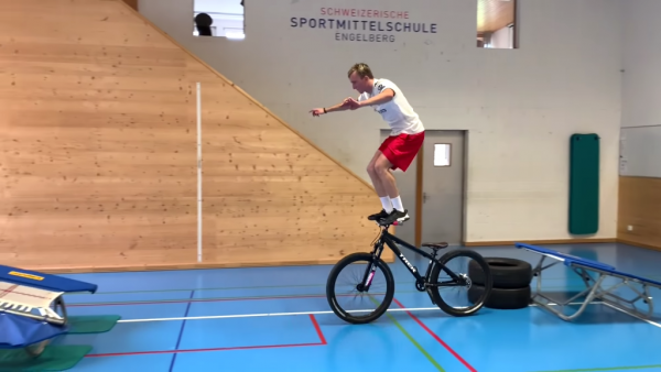 «Το πάτωμα είναι λάβα» : Κατάφερε το απίθανο challenge μέσα σε 53 δευτερόλεπτα